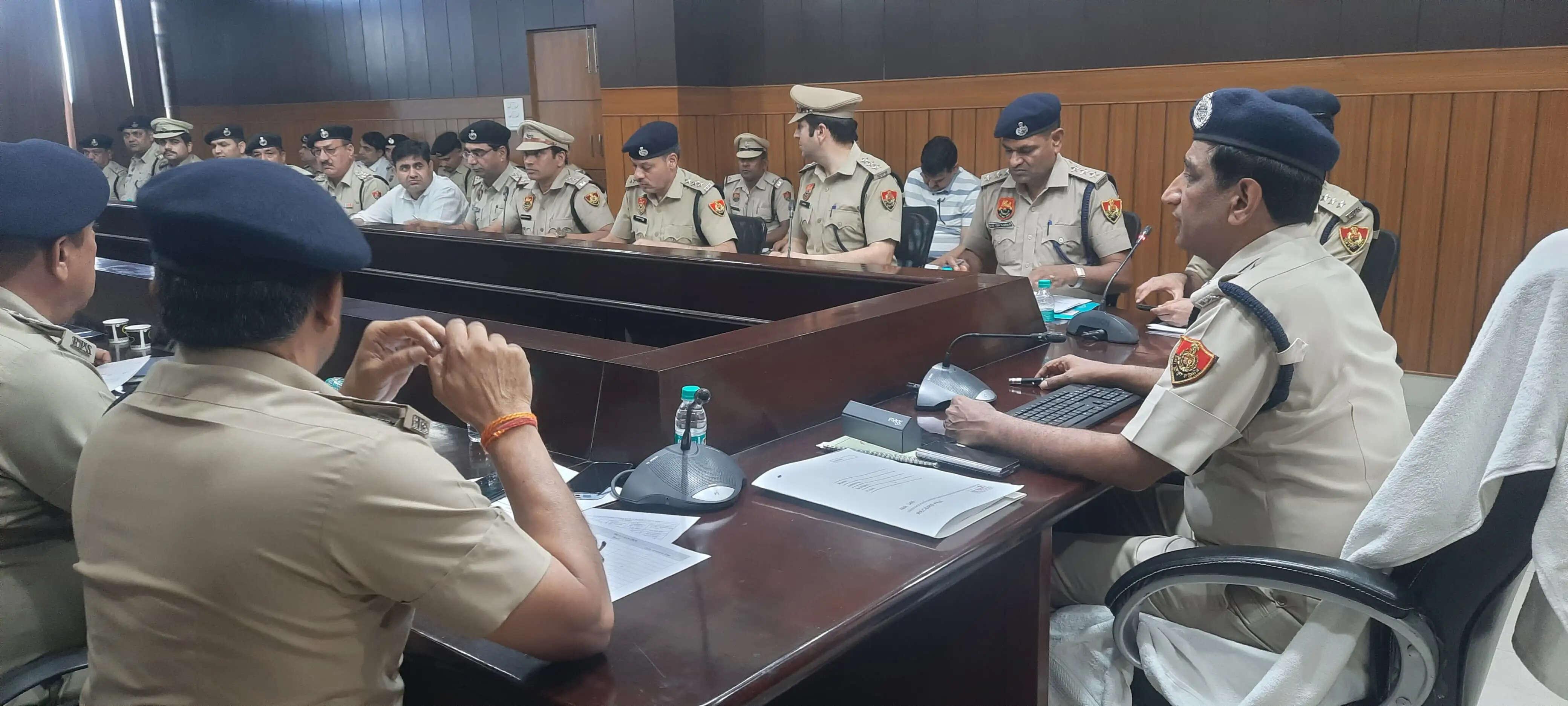 पुलिस अधीक्षक ने ली सुरक्षा को लेकर जिले के पुलिस अधिकारियों की बैठक