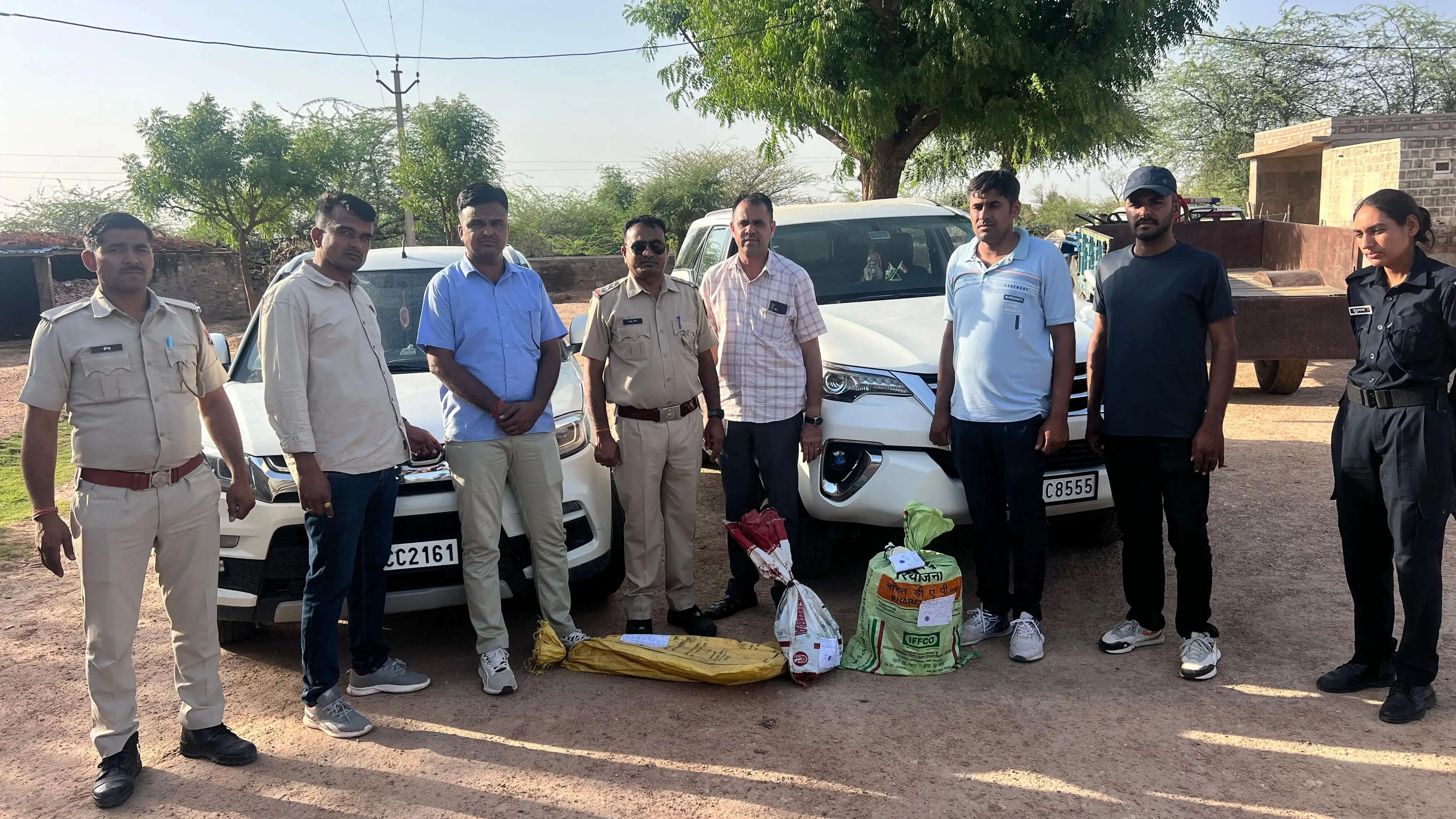 ड्रग्स माफिया के घर मिले मादक पदार्थ व अवैध हथियार