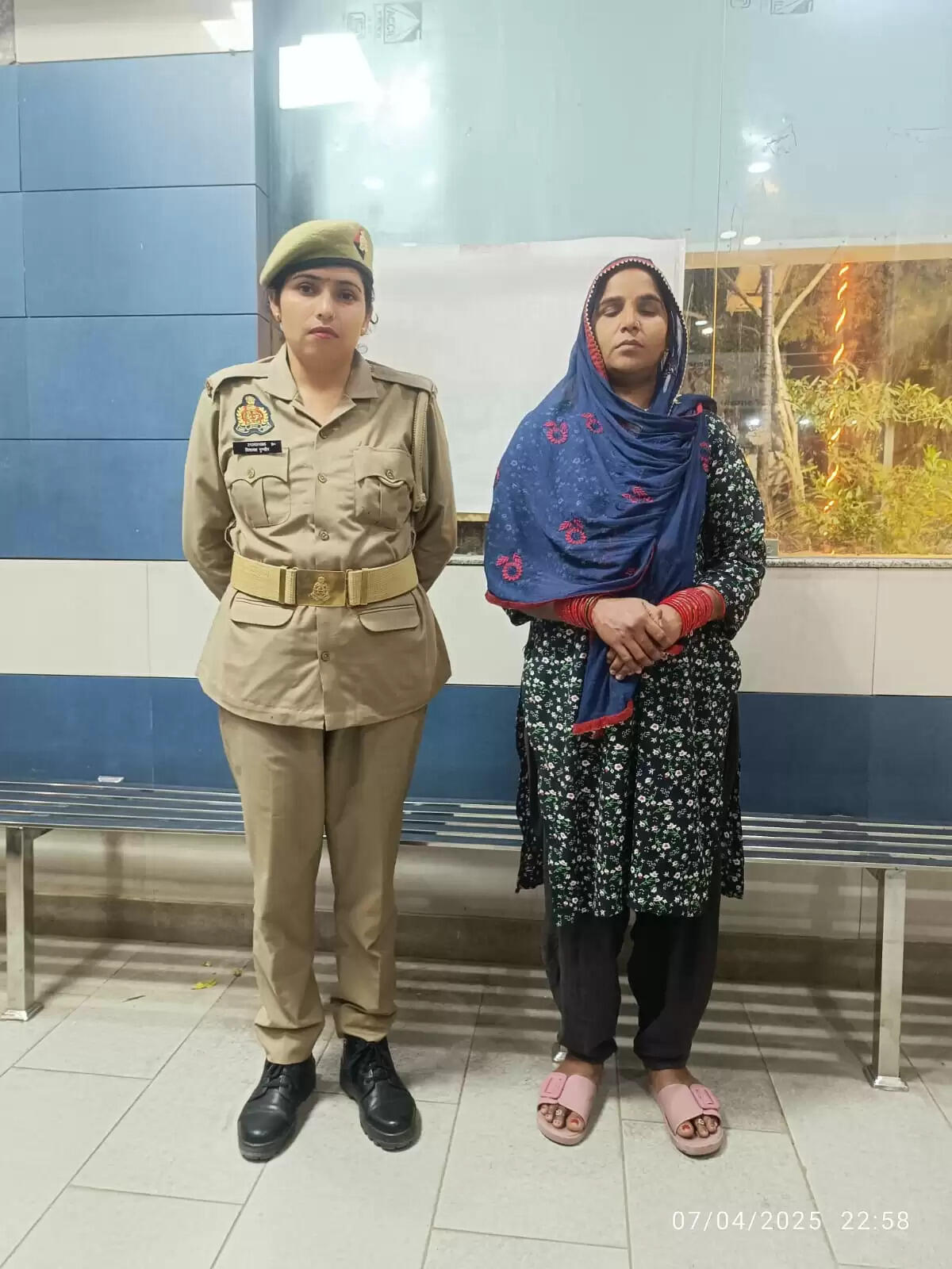 जांच करने गए चार पुलिस कर्मियों को घर में बनाया बंधक, की अभद्रता