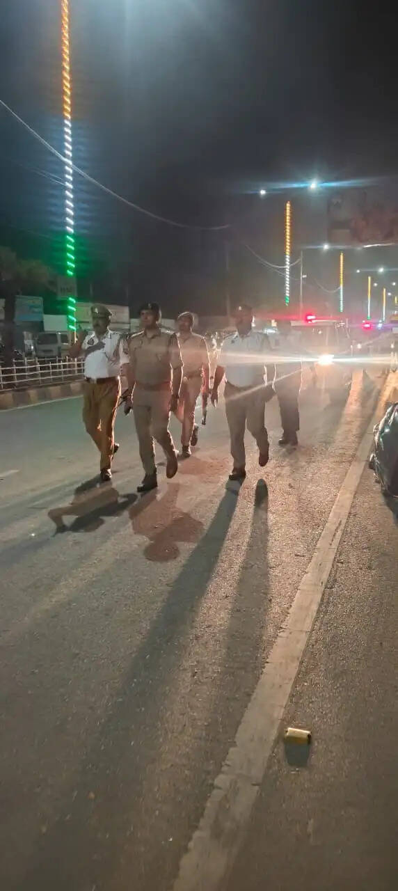 ज्वाॅइन करते ही एक्शन मोड में दिखे एसपी ट्रैफिक अमित कुमार श्रीवास्तव, स्थलीय भ्रमण कर लिया यातायात व्यवस्था का जायजा