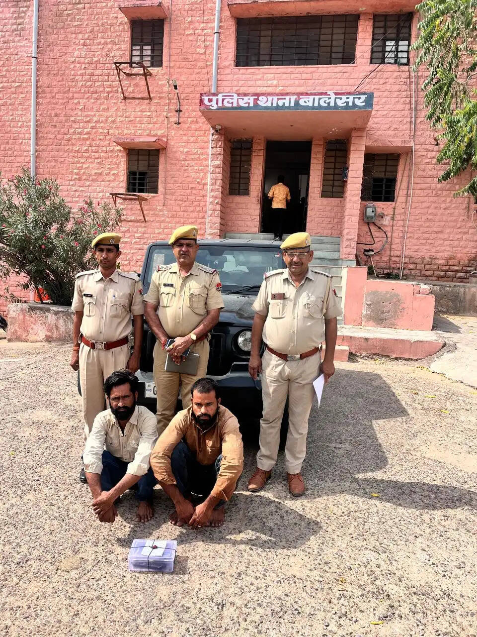 जिला ग्रामीण की डीएसटी ने पकड़ा थार में हथियार तस्कर : 1 पिस्टल व 05 जिंदा कारतूस के साथ गाड़ी जब्त