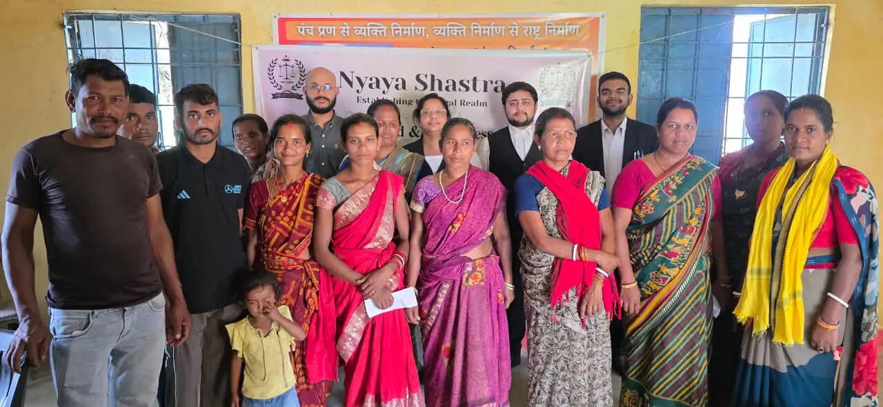 चेरी-मनातु गांव में निःशुल्क विधिक सहायता शिविर में ग्रामीणों को दी गई कानूनी जानकारी