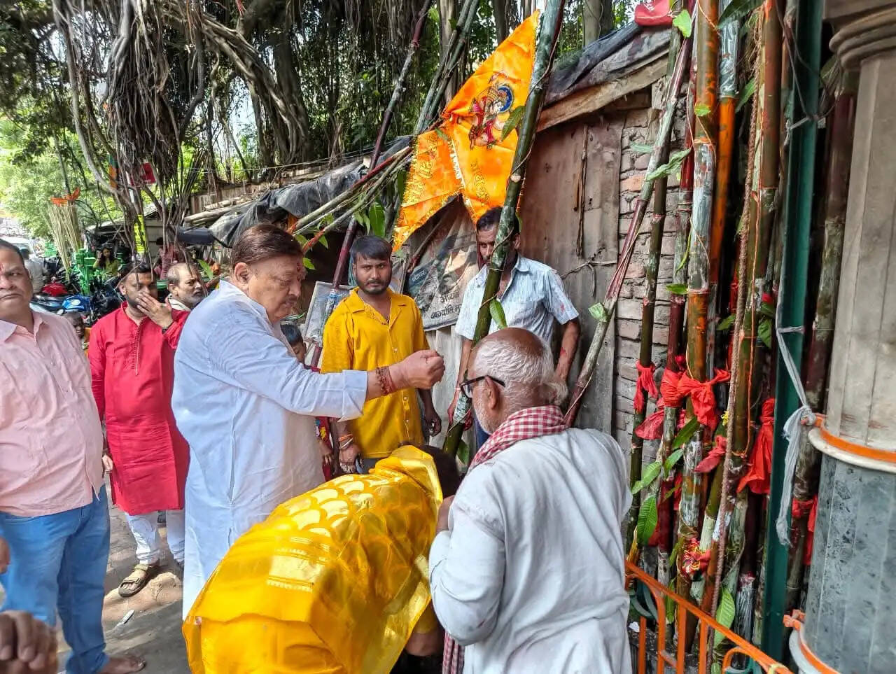 बजरंगबली को ध्वजा चढ़ाने उमड़ी श्रद्धालुओं की भीड़