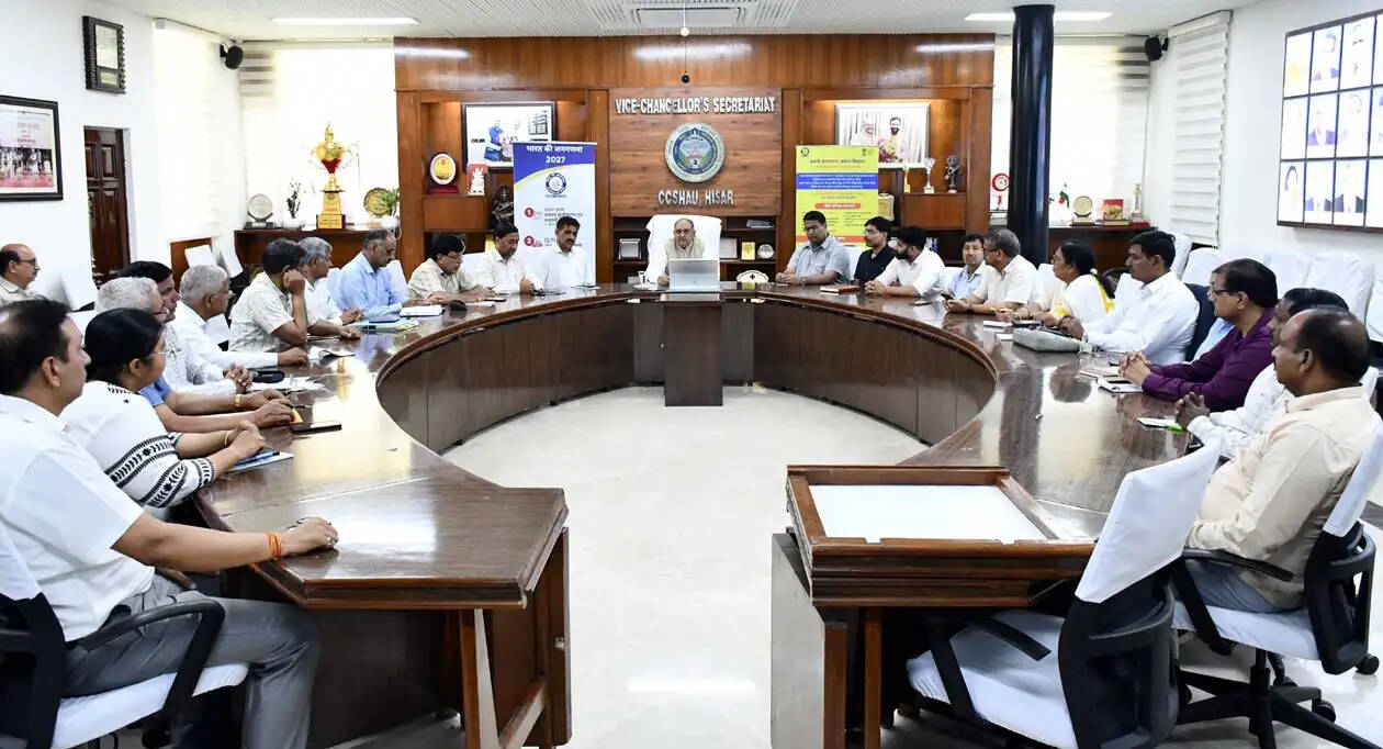 हिसार : जनगणना किसी भी देश के समग्र विकास के लिए एक महत्वपूर्ण आधार : प्रो. बीआर कम्बोज