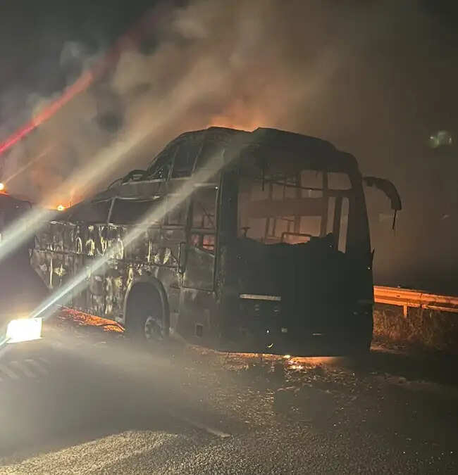 धारः सूरत से कानपुर जा रही बस में सरदारपुर के पास लगी भीषण आग, खिड़कियां तोड़कर यात्रियों ने बचाई जान
