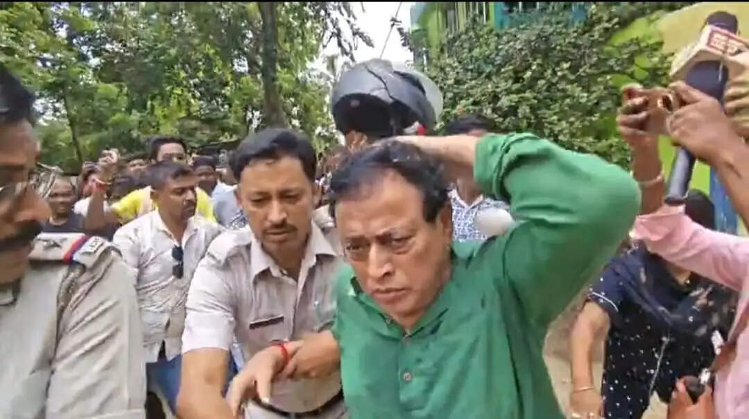 आरामबाग पंचायत समिति अध्यक्ष शिशिर सरकार गिरफ्तार, घर से ले जाते समय प्रदर्शनकारियों ने फेंके अंडे