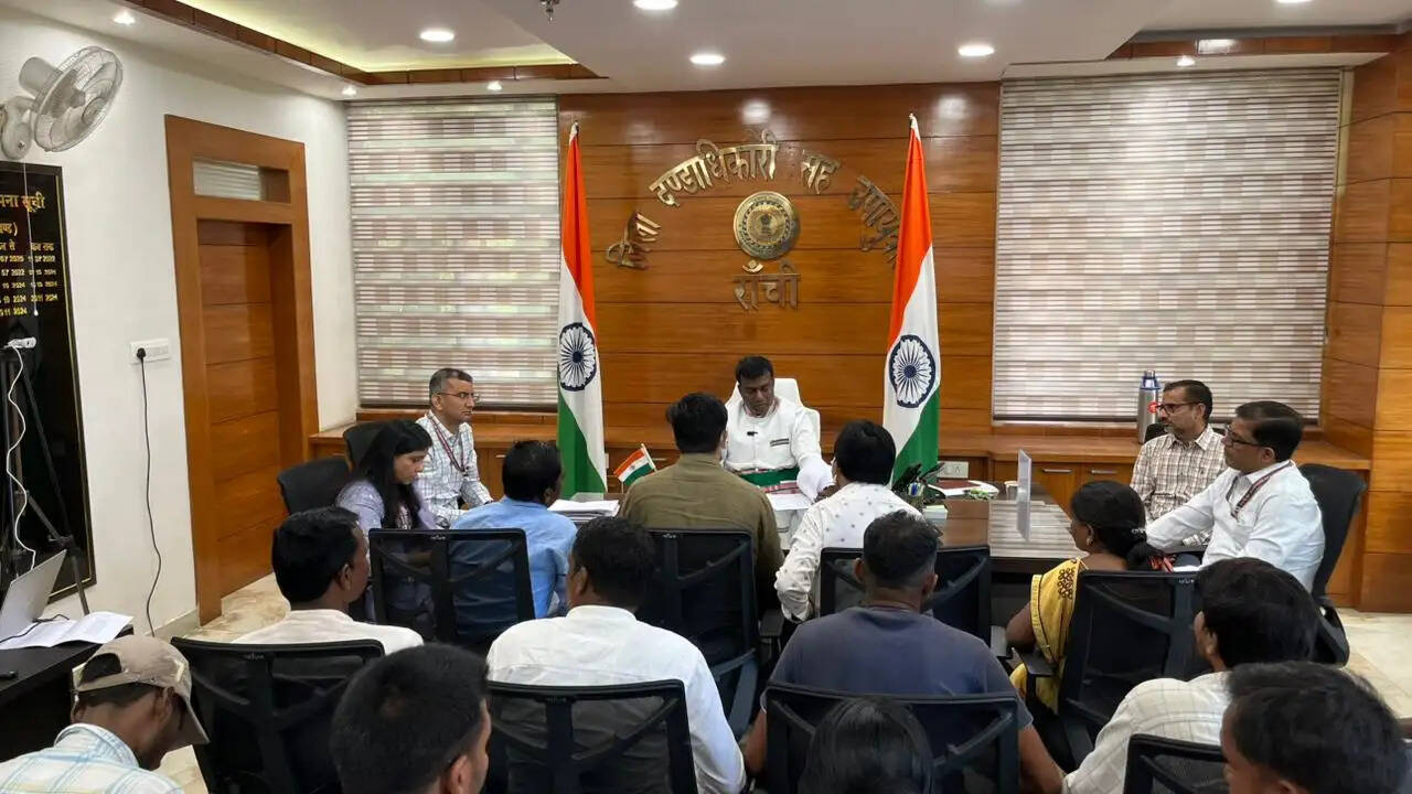 जमीन कब्जा करने की शिकायत पर उपायुक्त ने किया लापुंग और हेहल सीओ को शोकॉज