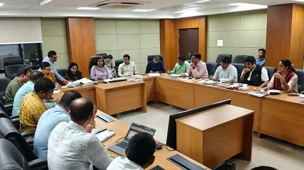 कम राजस्व वाले क्षेत्रों पर निगम आयुक्त सख्त, 15 दिन में संबल और ई-केवाईसी प्रकरण निपटाने के निर्देश