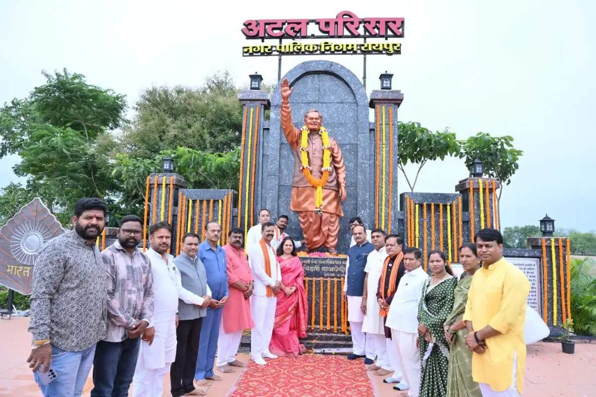 अटल बिहारी वाजपेयी की आठवीं पुण्यतिथि पर रायपुर में श्रद्धांजलि, जनप्रतिनिधियों ने किया नमन