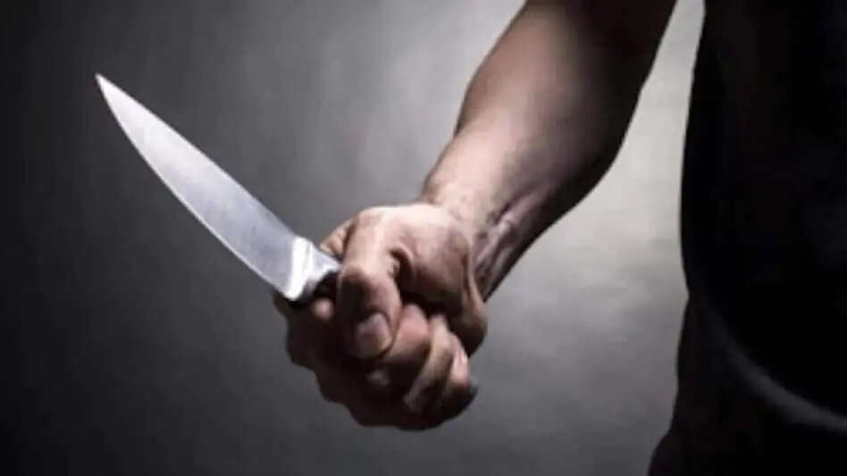 युवक ने धारदार हथियार से हमला कर की पुत्री की हत्या, पत्नी घायल