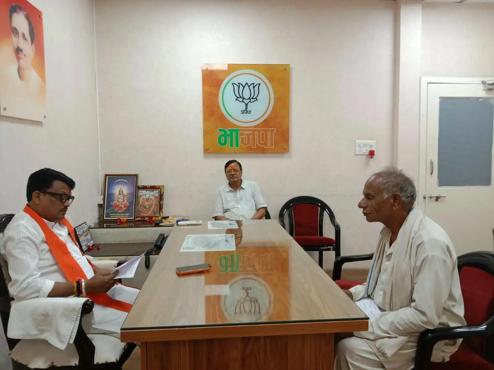 मप्रः मंत्री चौहान ने कार्यकर्ताओं की सुनीं जनसमस्याएं,&nbsp; अधिकारियों काे&nbsp;त्वरित निराकरण के दिए निर्देश