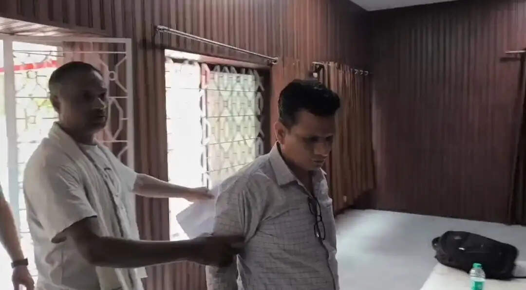 ग्रेज्युटी भुगतान के लिए एक लाख रुपये रिश्वत लेते कर्मचारी गिरफ्तार