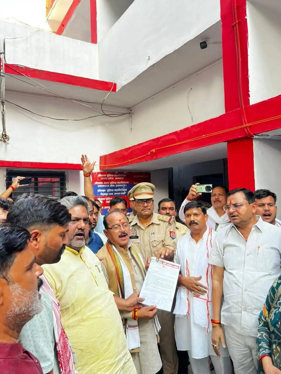 प्रधानमंत्री पर अमर्यादित टिप्पणी को लेकर सपा सांसद अजेंद्र लोधी पर केस दर्ज