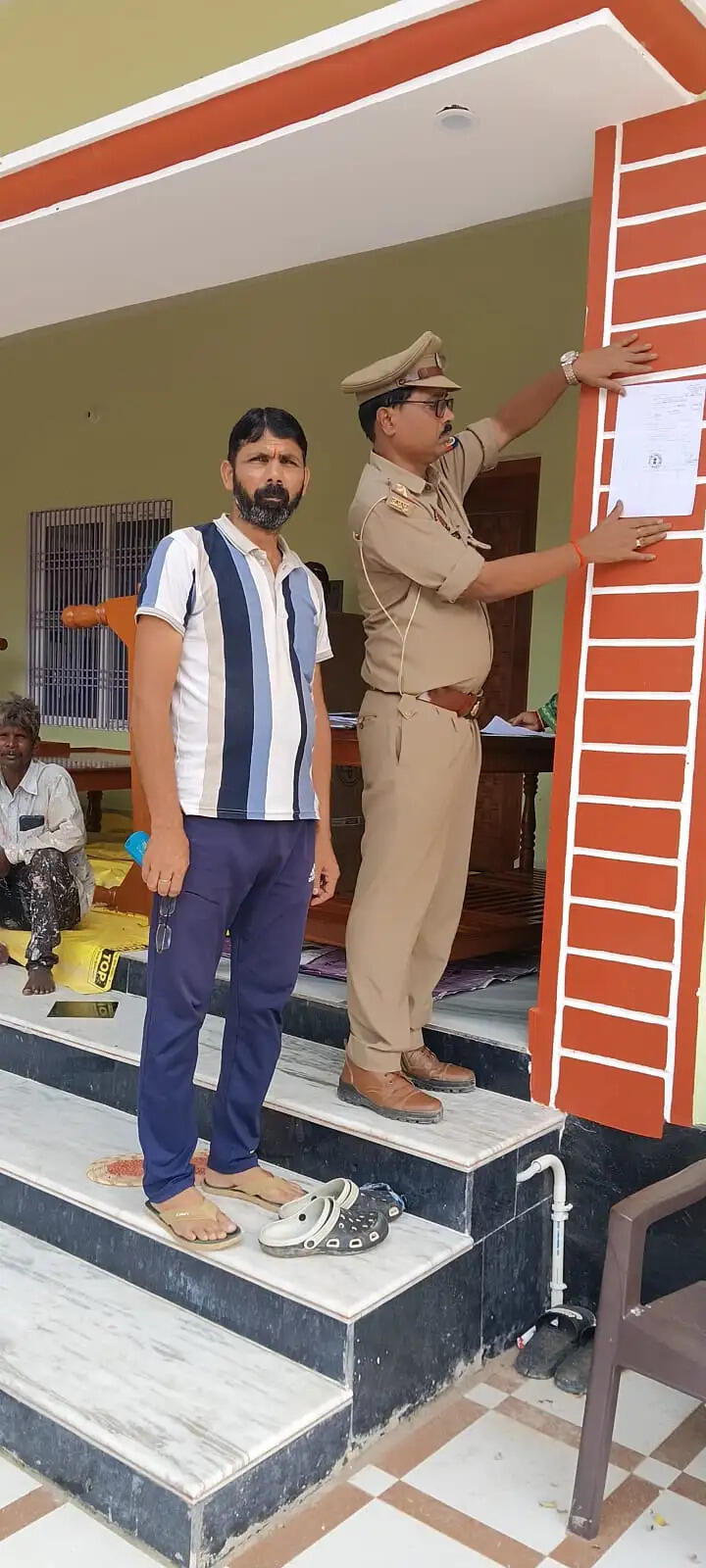 पास्को एक्ट के वांछित के घर पुलिस ने कराई मुनादी, नोटिस चस्पा