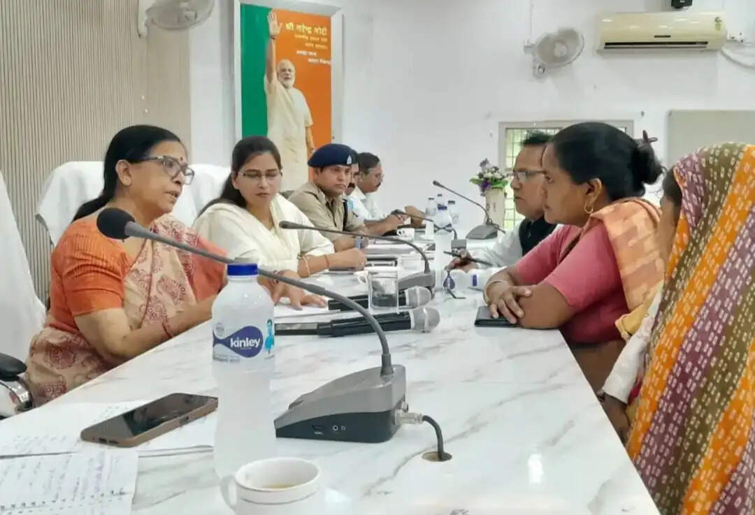 महिला आयोग की सदस्य ने सुनीं पीड़िताओं की समस्या, 10 दिन में निस्तारण के निर्देश