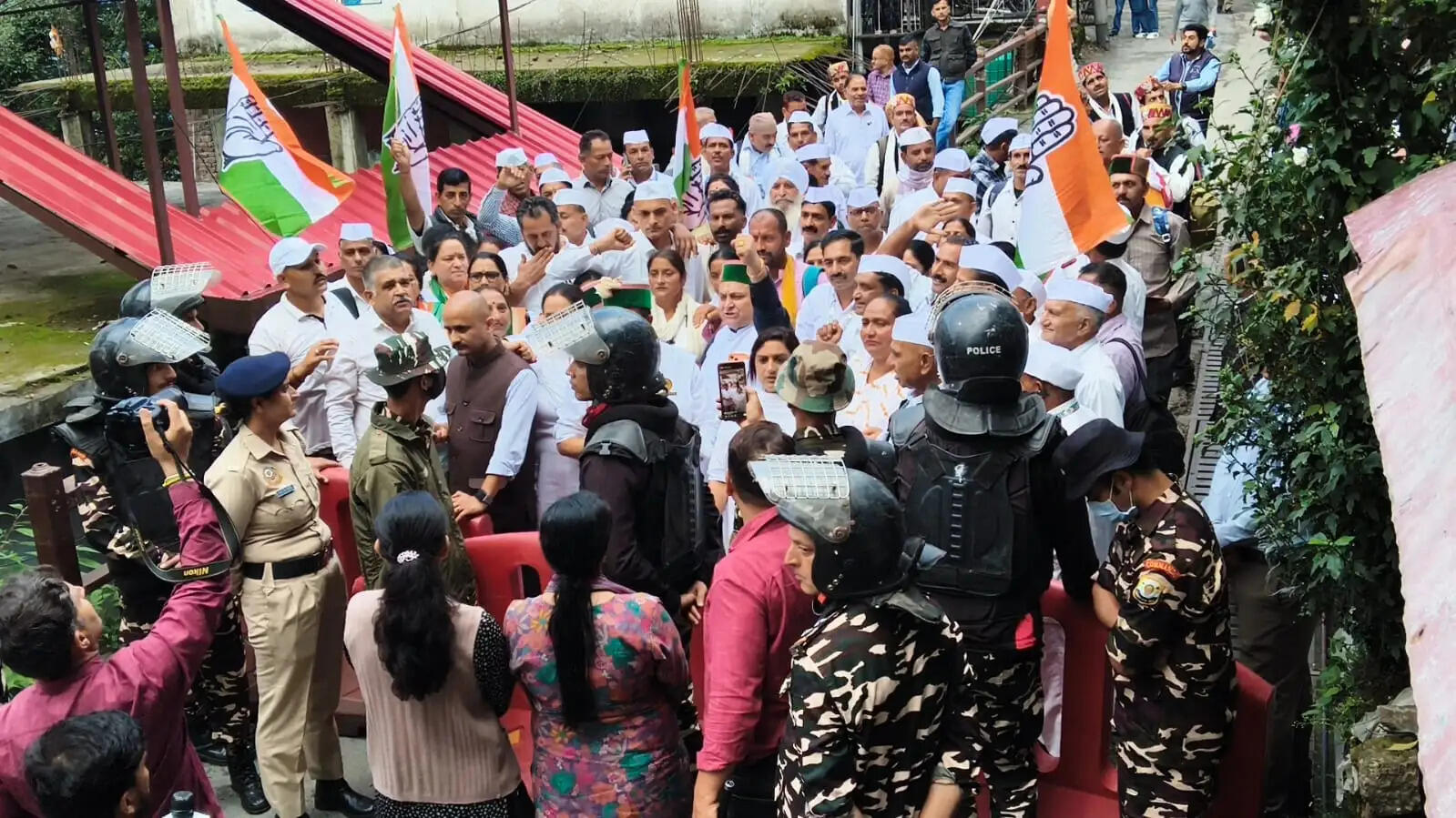 शिमला में भाजपा मुख्यालय के बाहर कांग्रेस का प्रदर्शन, शिक्षा मंत्री के इस्तीफे की मांग