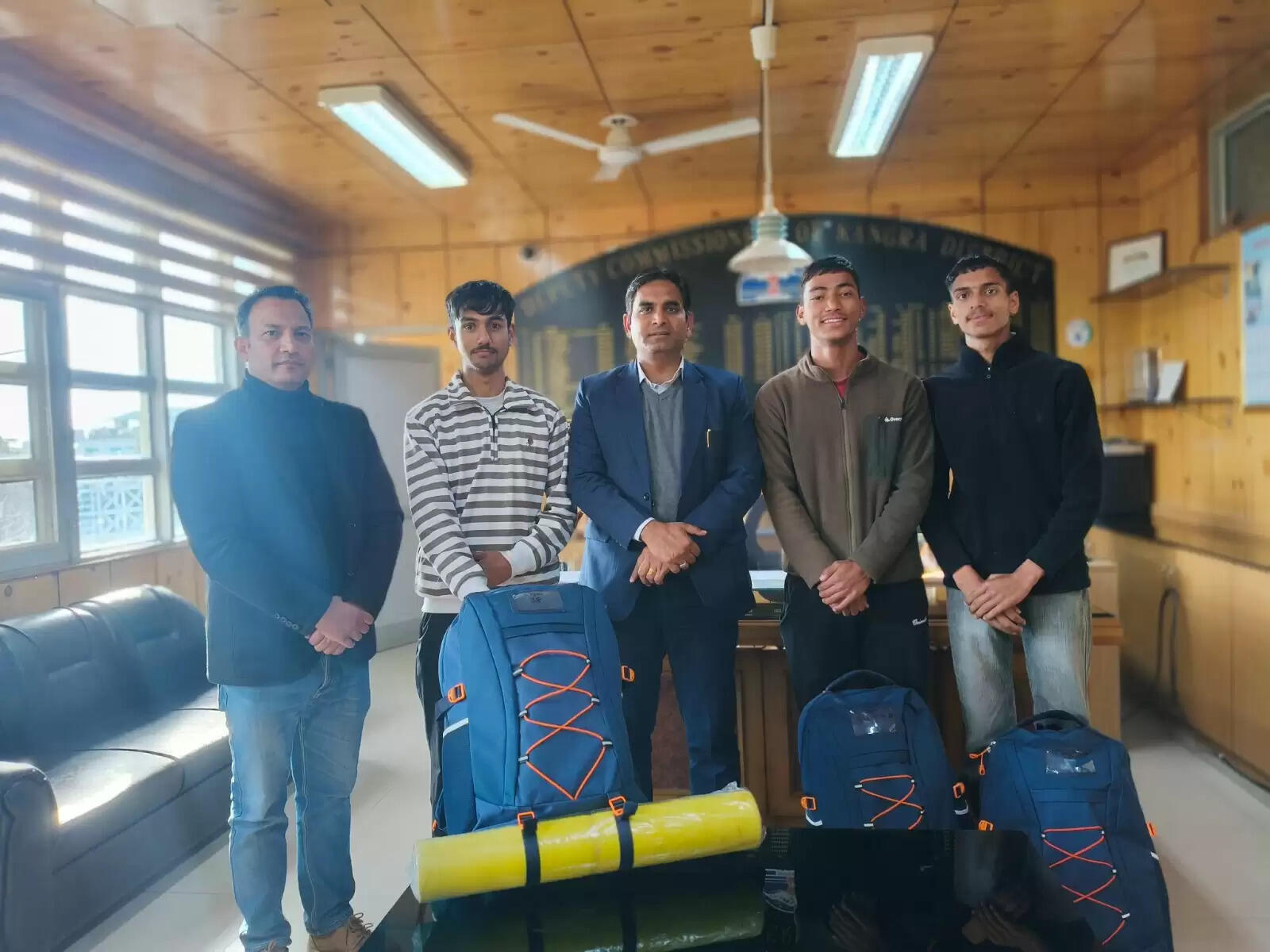 युवा आपदा मित्र प्रशिक्षण के अंतर्गत स्वयंसेवकों को सर्च एंड रेस्क्यू किट वितरित