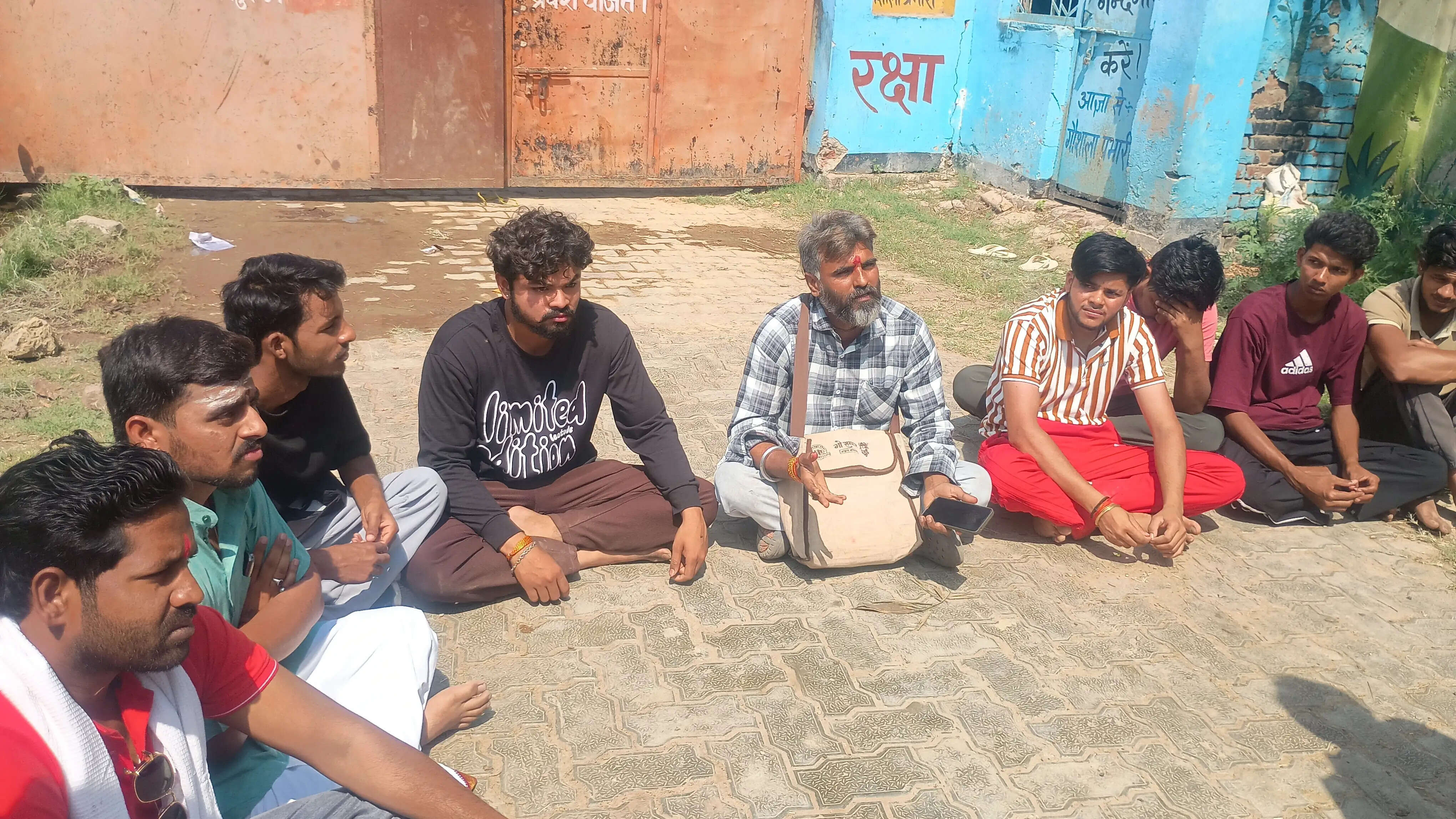 जौनपुर में गौशाला में हड्डियां बेचने का आरोप ,गौ रक्षकों ने किया प्रदर्शन