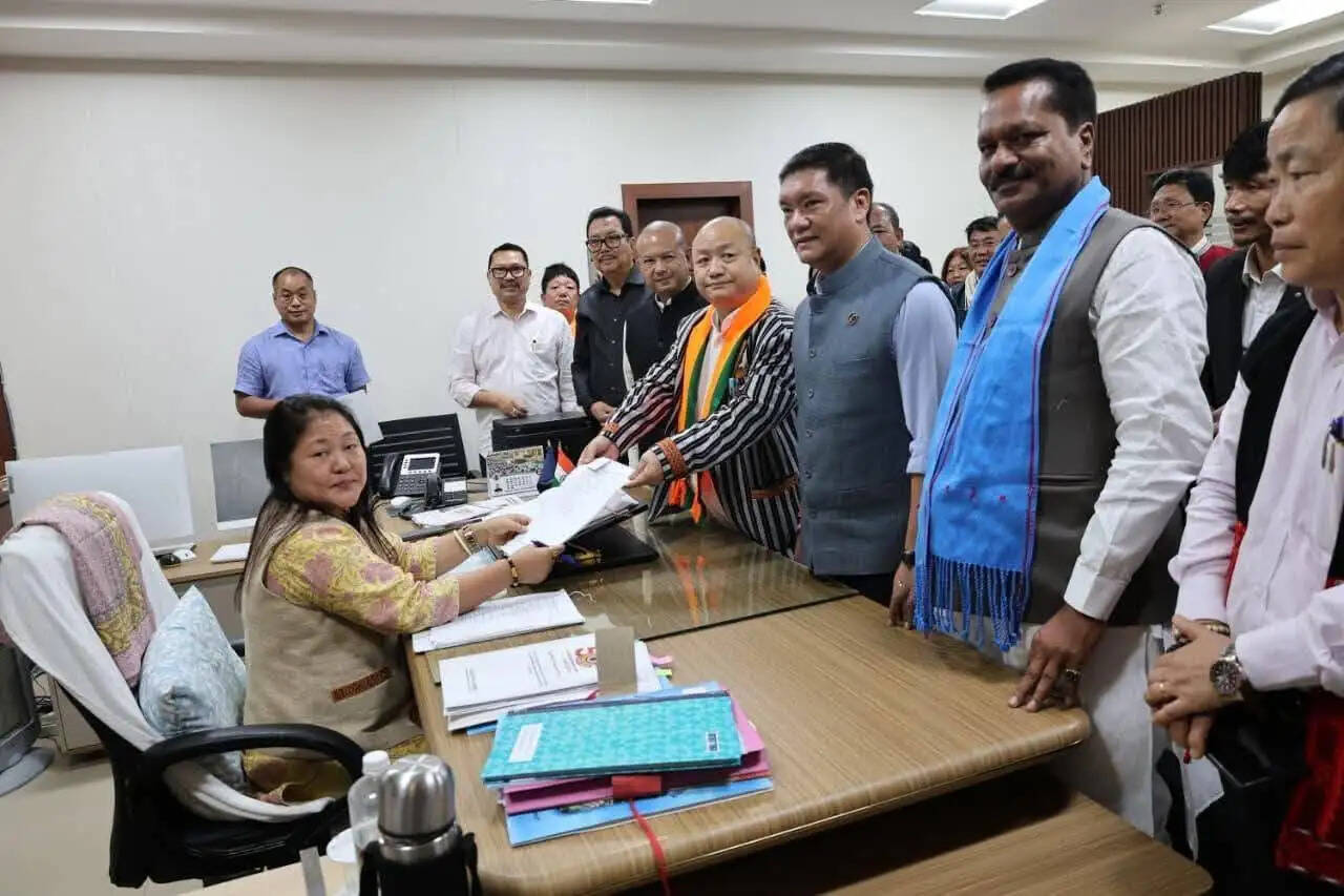 वरिष्ठ भाजपा नेता तागाक ने राज्यसभा के लिए दाखिल किया नामांकन पत्र