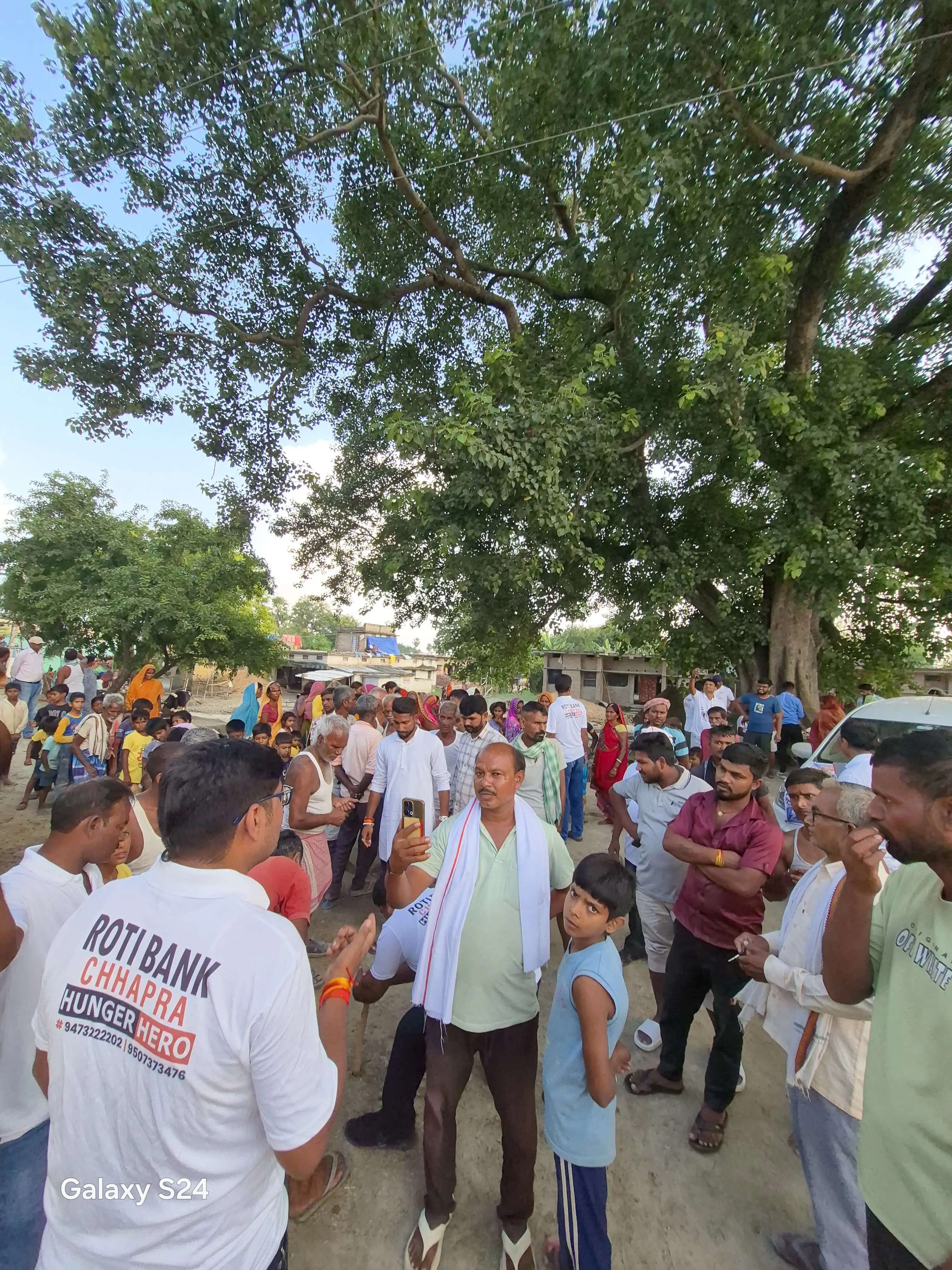 रोटी बैंक ने आठवां वार्षिकोत्सव पर बाढ़ पीड़ितों को बांटी राहत सामग्री