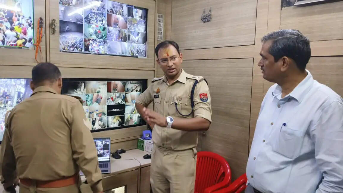 डीएम-एसएसपी ने श्री बांके बिहारी जी मंदिर तथा आस-पास के क्षेत्र का किया निरीक्षण