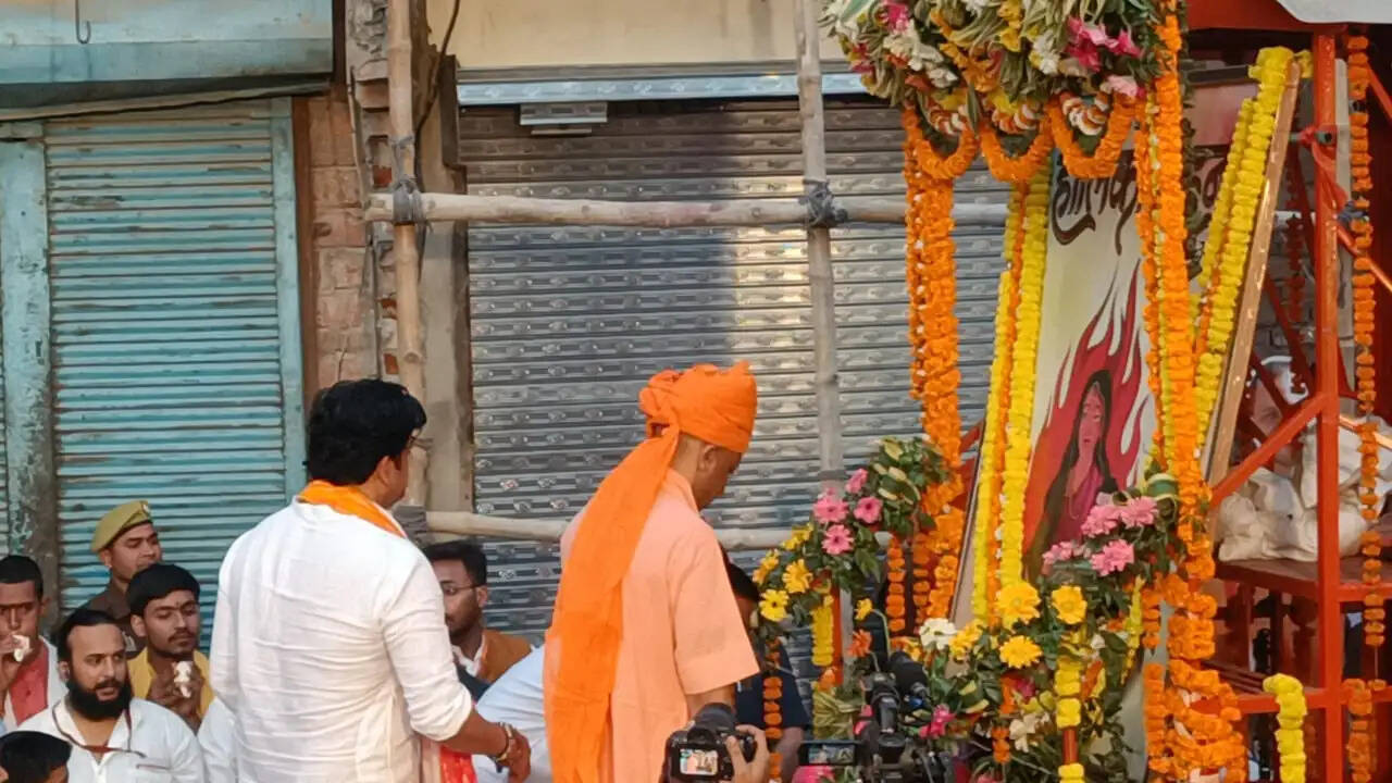 भक्त प्रह्लाद की पूजा-अर्चना कर मुख्यमंत्री योगी आदित्यनाथ ने रवाना की भव्य शोभायात्रा