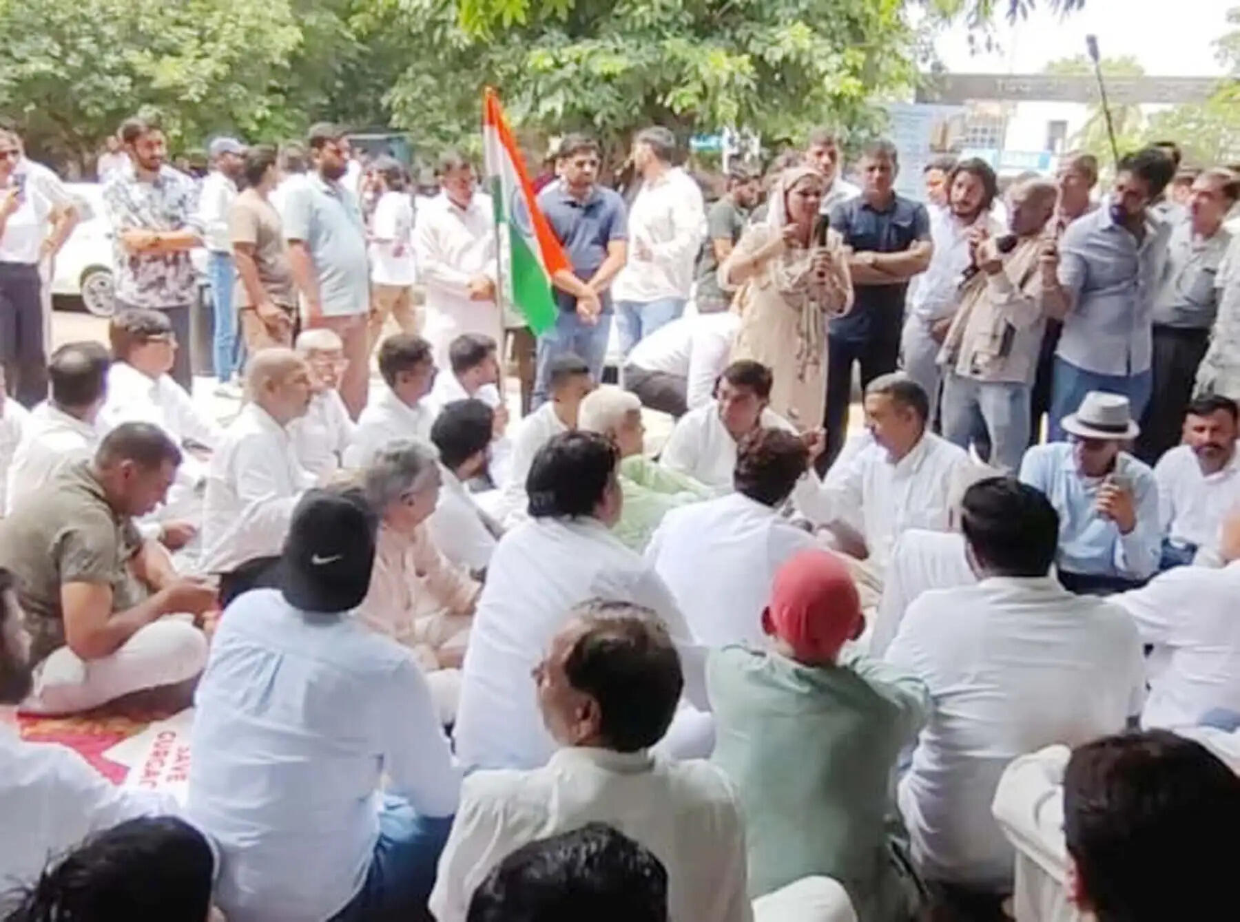 गुरुग्राम में तोडफ़ोड़ से गुस्साए लोग, लघु सचिवालय के सामने की महापंचायत