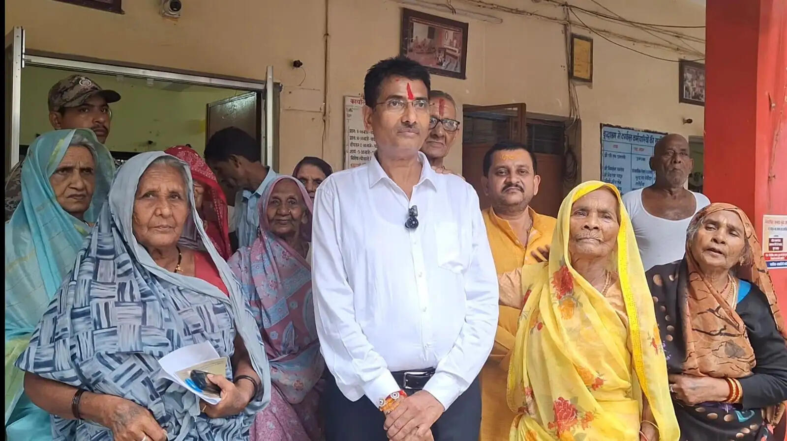 दमोह कलेक्टर अचानक वृद्धाश्रम पहुंचे, बुजुर्ग बहनों ने बांधी राखी; बैंक के 22 कर्मचारियों का तीन दिन का वेतन काटने के निर्देश