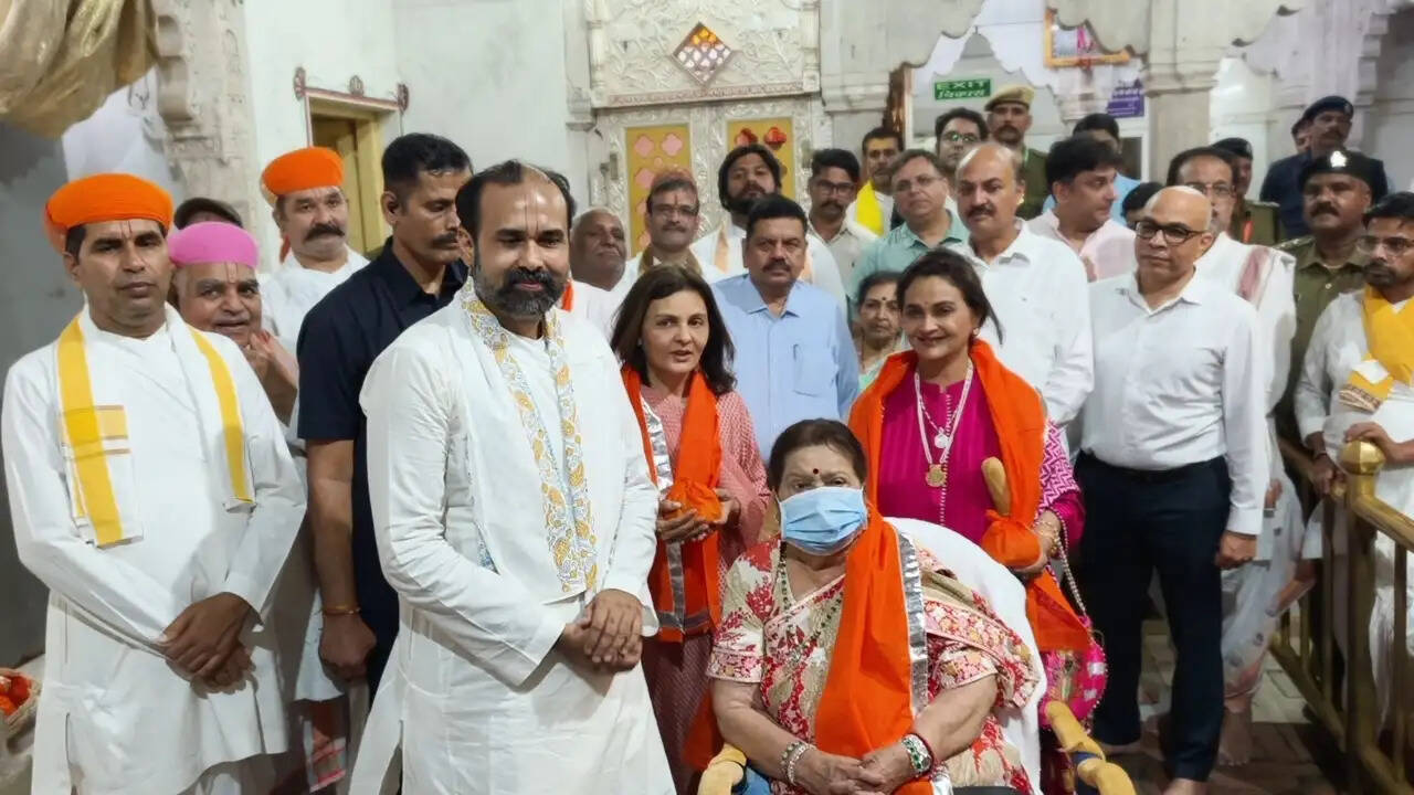 नाथद्वारा मंदिर मंडल बोर्ड की बैठक में शामिल हुईं कोकिला बेन