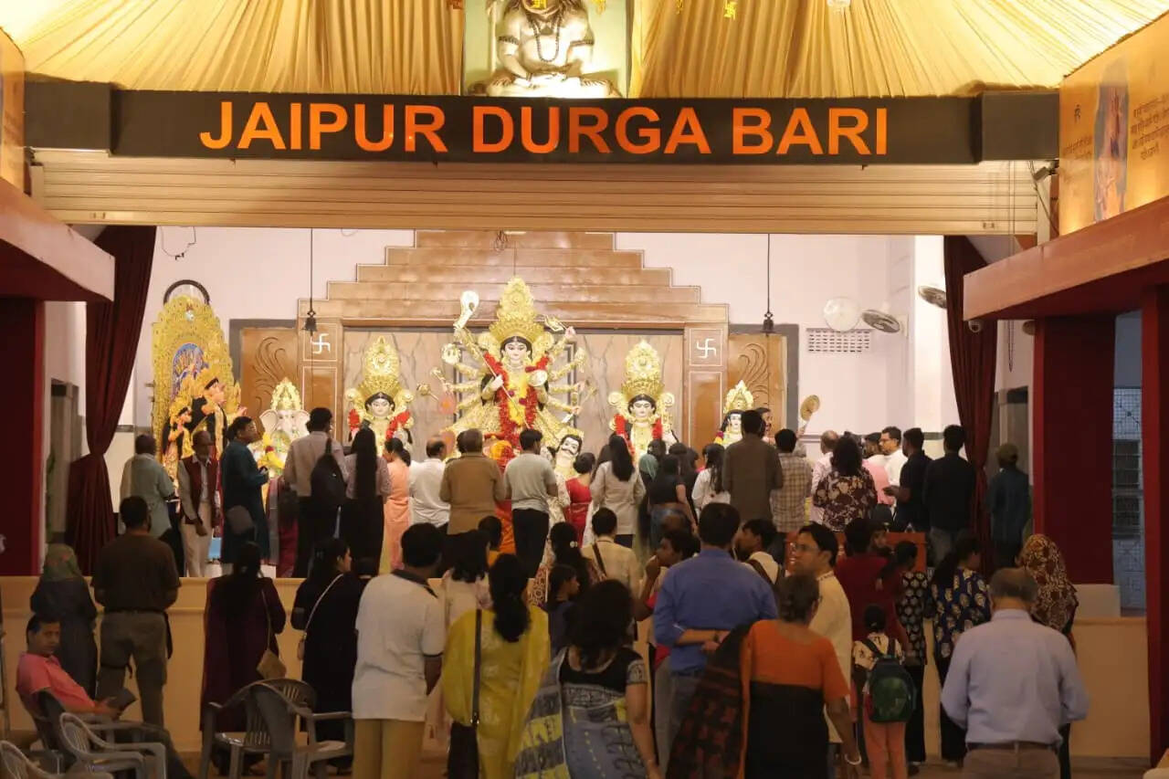 दुर्गाबाड़ी में &nbsp;भव्य दुर्गा पूजा&nbsp; महोत्सव का आगाज: स्वर्णिम महल में विराजी मां दुर्गा