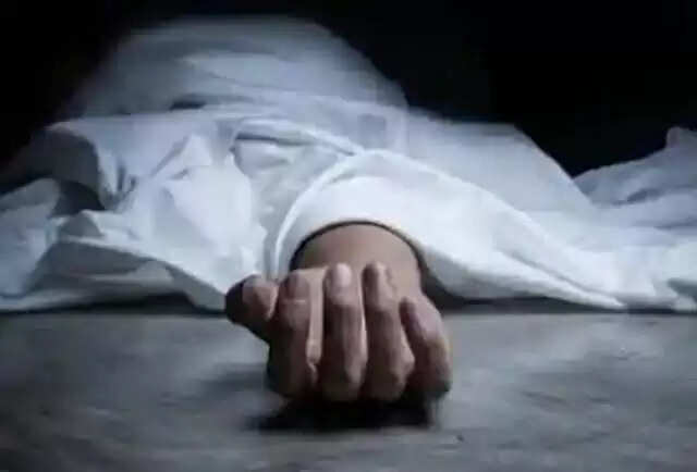 मीरजापुर में हाईवे किनारे मिला अधेड़ का शव, पुलिस कर रही शिनाख्त