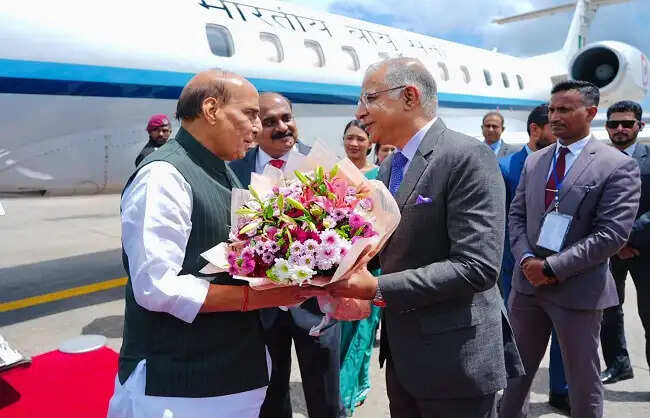 राजनाथ सिंह तीन दिवसीय श्रीलंका यात्रा पर&nbsp;कोलंबो पहुंचे,&nbsp;गर्मजोशी से हुआ स्वागत