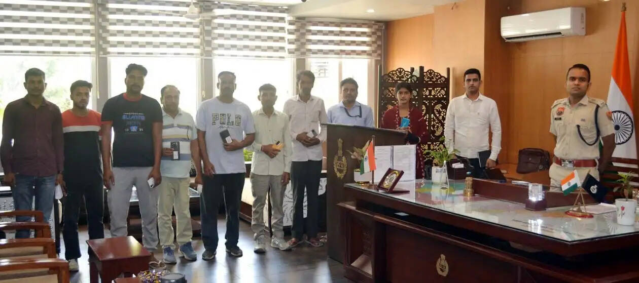 हिसार : साइबर सेल ने 14 गुम मोबाइल फोन बरामद कर मालिकों को लौटाए