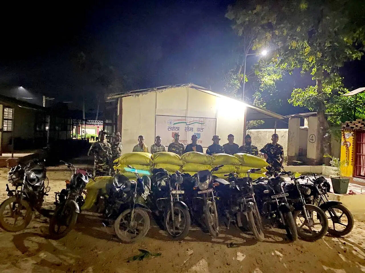 भारत-नेपाल सीमा पर 1665 किलो यूरिया खाद सहित 9 बाइक जब्त