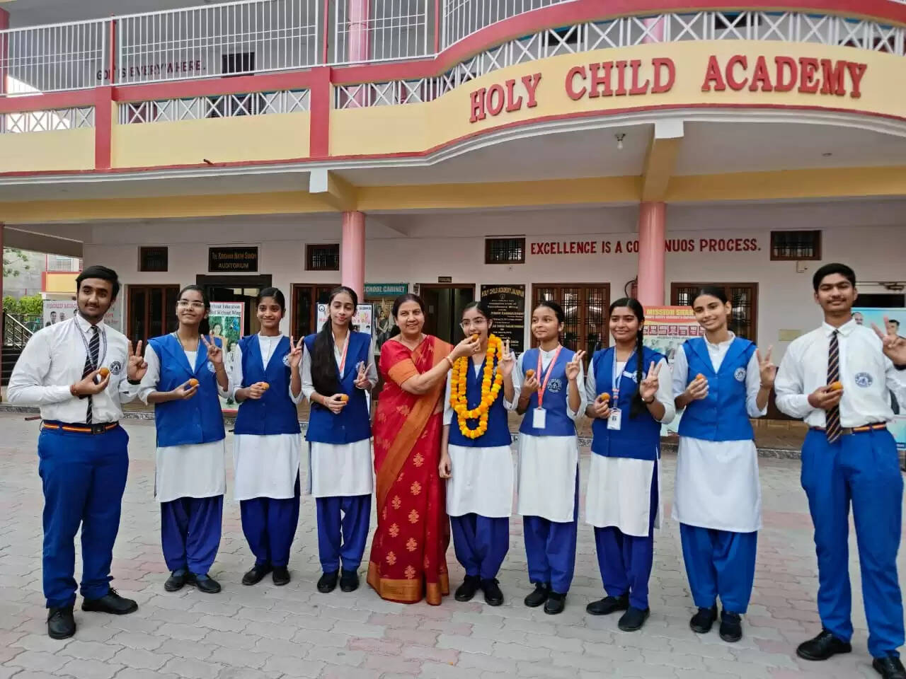 होली चाइल्ड एकेडमी के छात्रों का शानदार प्रदर्शन, परी गुप्ता ने 98.2 फीसदी अंकों के साथ किया टॉप