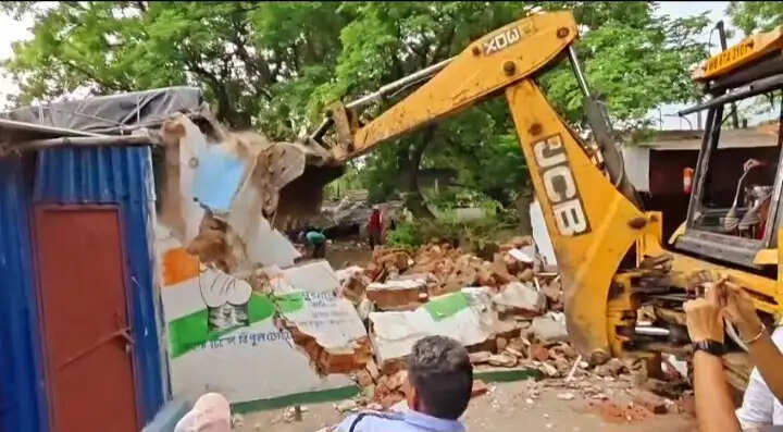 बर्नपुर में कांग्रेस कार्यालय पर चला बुलडोजर, 40 साल पुराने दफ्तर को नगर सेवा विभाग ने किया ध्वस्त