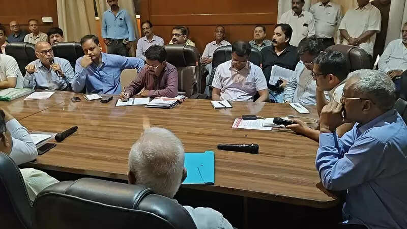 इंदौरः गृह निर्माण सहकारी संस्थाओं की समस्याओं के त्वरित समाधान के लिए कलेक्टर की अभिनव पहल