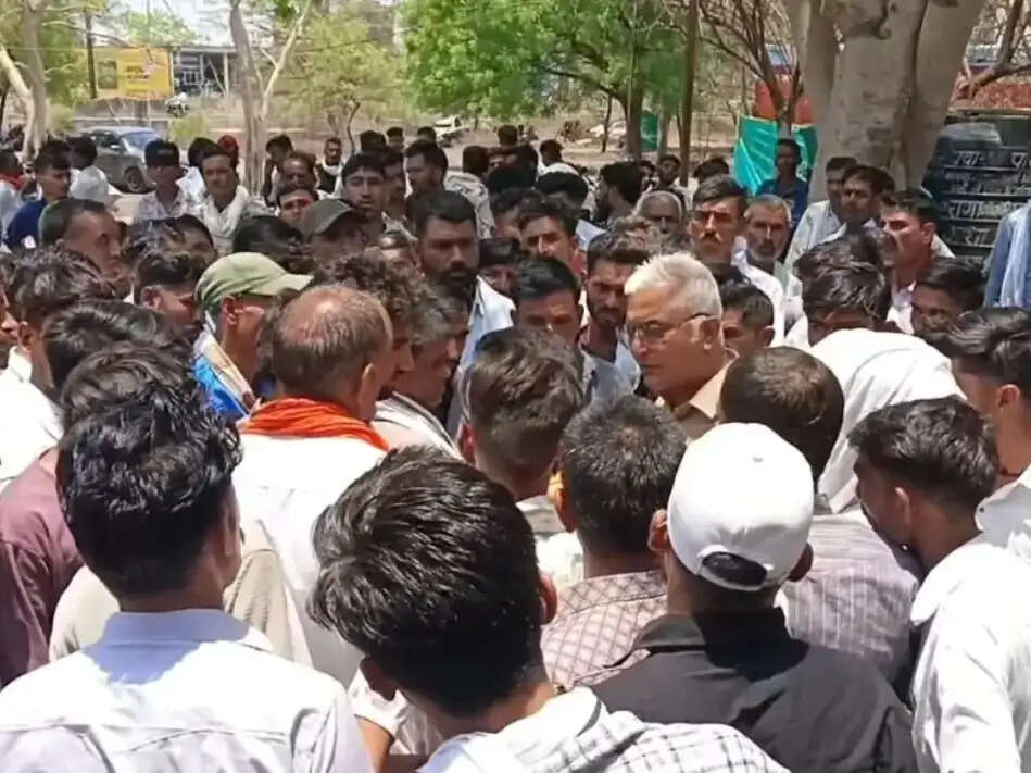आगरमालवाः माँ-बेटे पर हुई फायरिंग की घटना की जांच की मांग, ग्रामीणों ने प्रदर्शन कर सौंपा ज्ञापन