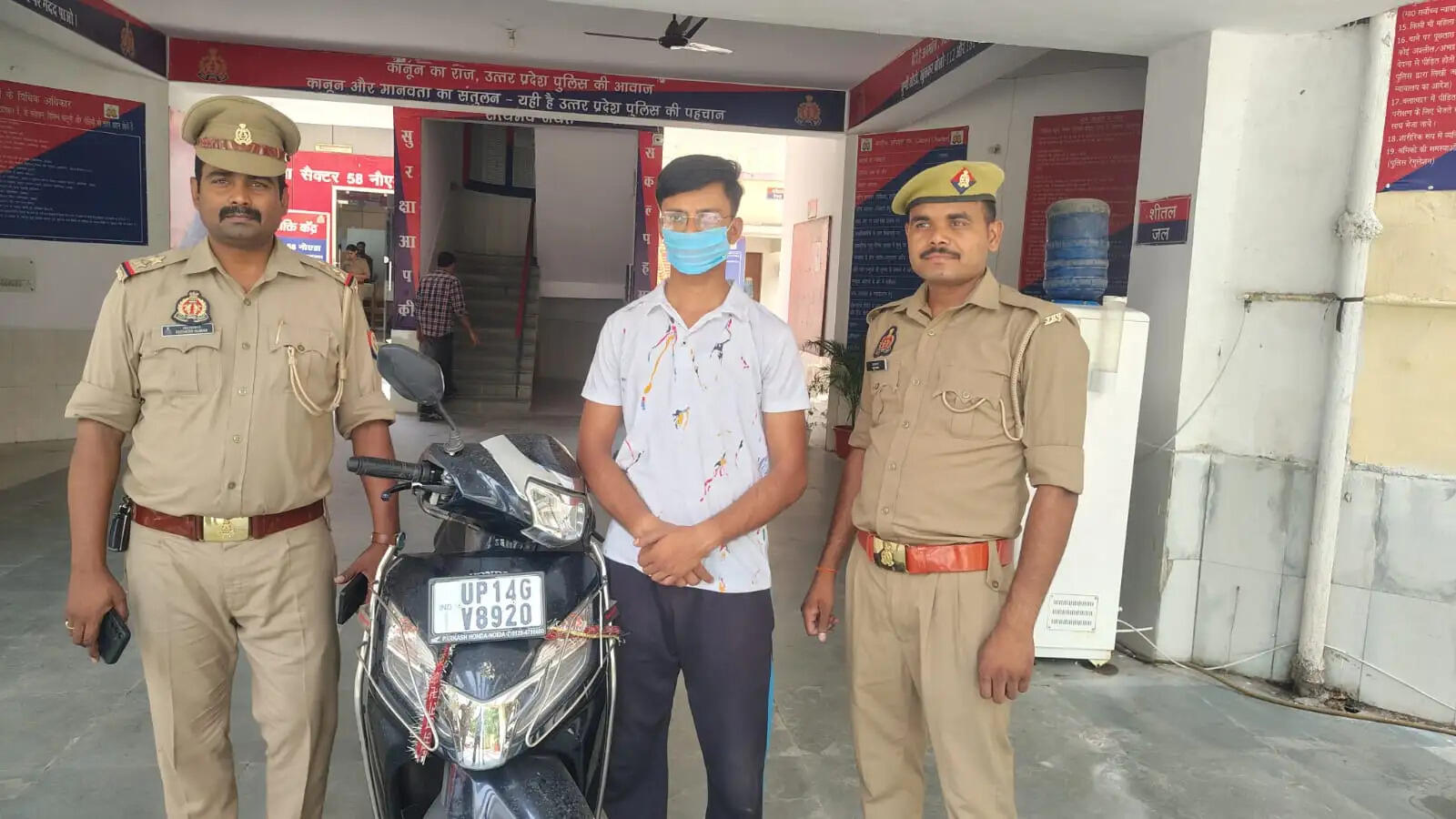 सिरफिरा युवक गिरफ्तार, सड़क पर जा रही महिलाओं के ऊपर नुकीले हथियार से करता था वार