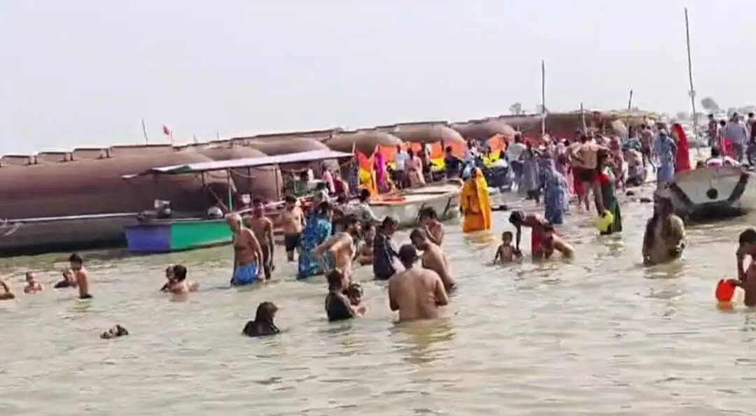 सोमवती अमावस्या पर भक्तों ने लगाई गंगा में डुबकी
