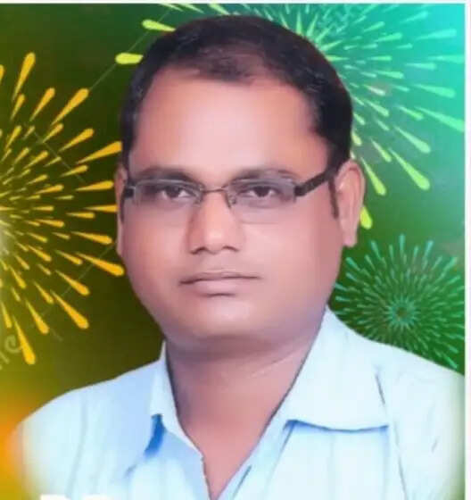 मुजगहन स्कूल परिसर में भरा पानी, नहीं खुला स्कूल का ताला