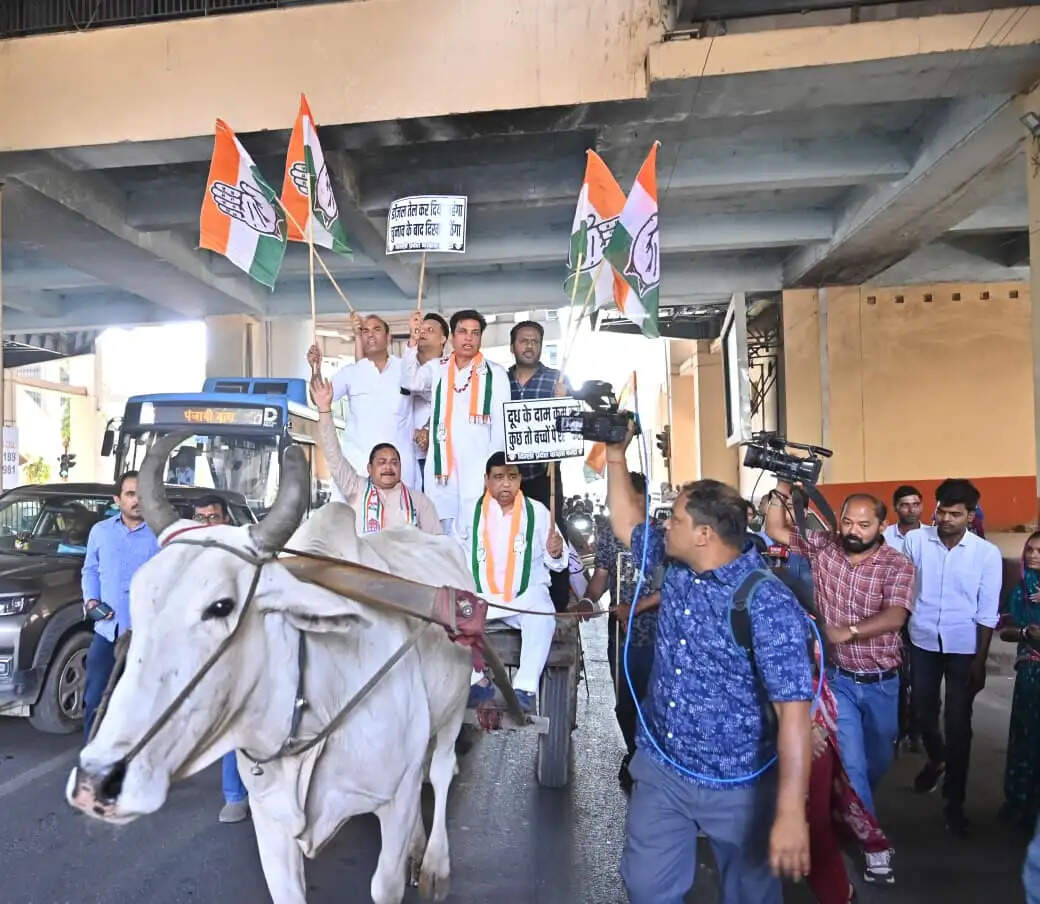 कांग्रेस ने महंगाई और ईंधन के बढ़े दामों के खिलाफ किया प्रदर्शन