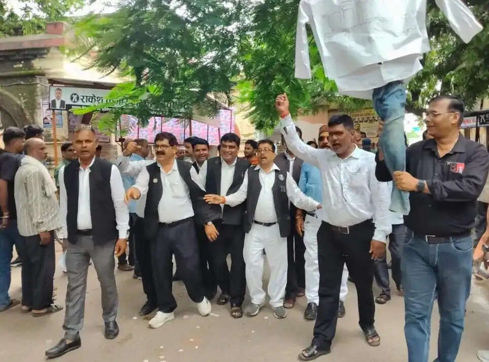 सदर तहसील में अधिवक्ताओं का प्रदर्शन, भ्रष्टाचार और लंबित वादों पर जताया विरोध