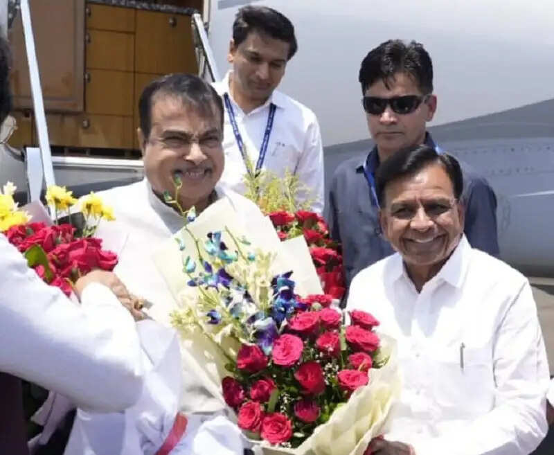 मप्र पहुंचे केन्द्रीय मंत्री गडकरी, कृषि महोत्सव में होंगे शामिल