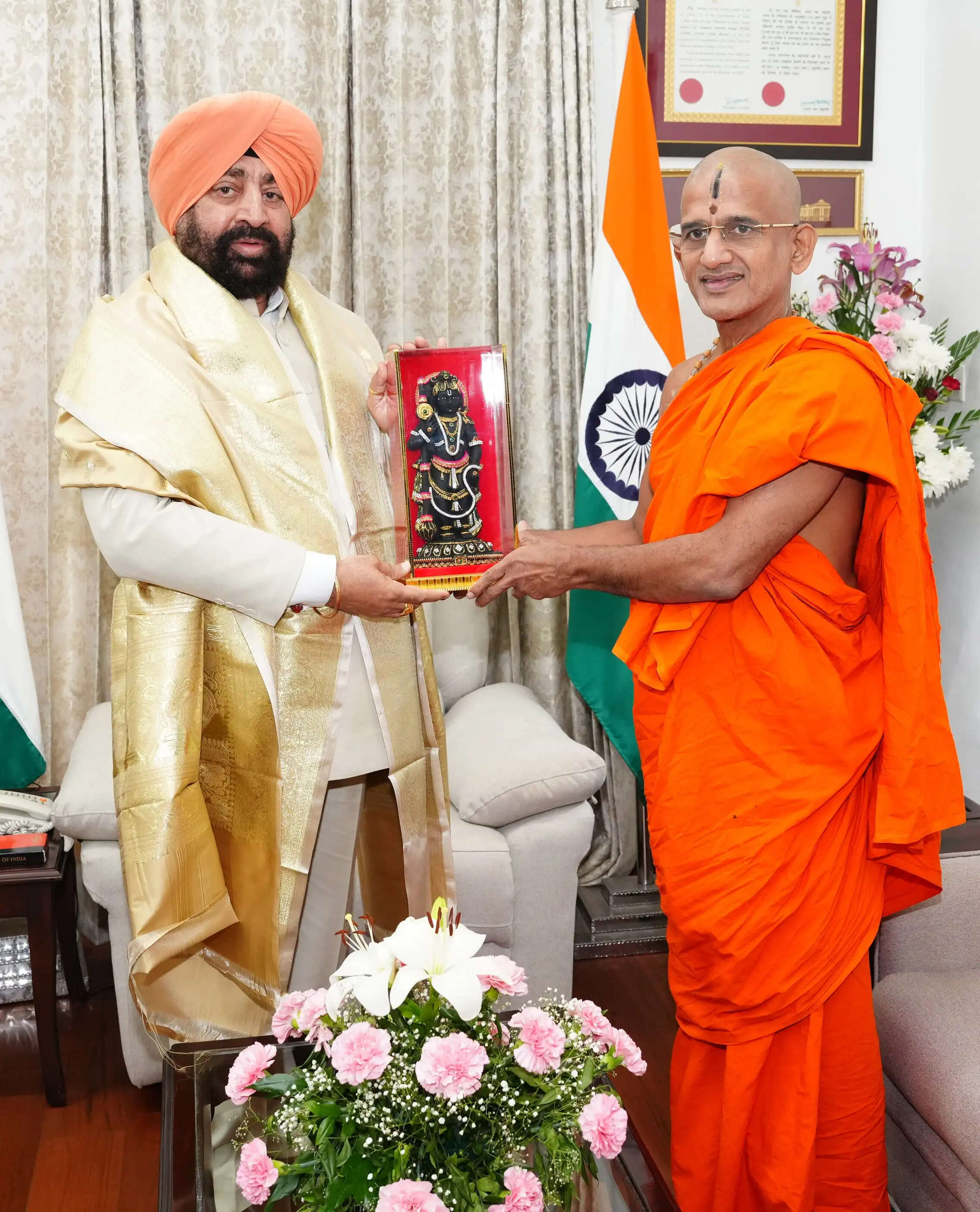 पेजावर मठ के पीठाधीश्वर श्री श्री विश्वप्रसन्न तीर्थ ने राज्यपाल से की शिष्टाचार भेंट