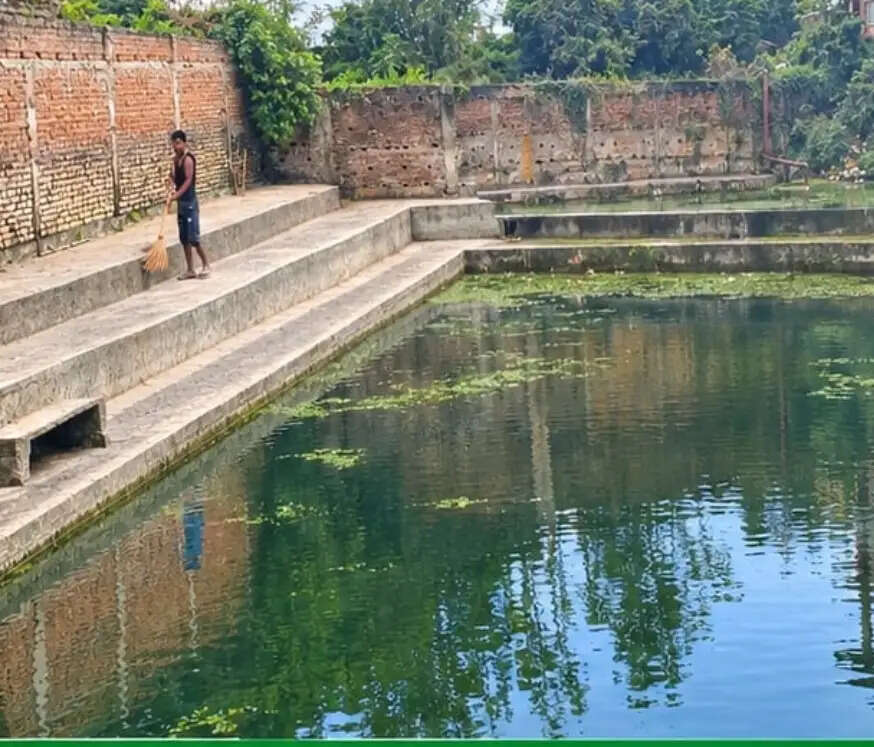 लोक आस्था के महापर्व छठ को लेकर पीरपैंती नगर पंचायत ने कसी कमर, घाटों पर चल रहा विशेष सफाई अभियान