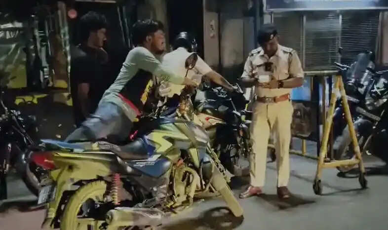 नियामतपुर न्यू रोड पर पुलिस का बड़ा एक्शन, ड्रिंक एंड ड्राइव और बिना हेलमेट वालों पर शिकंजा