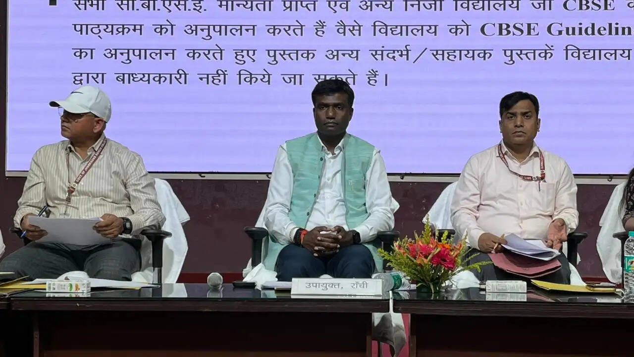 अभिभावक खुले बाजार से पुस्तक और कॉपी खरीदने के लिए स्वतंत्र : उपायुक्त