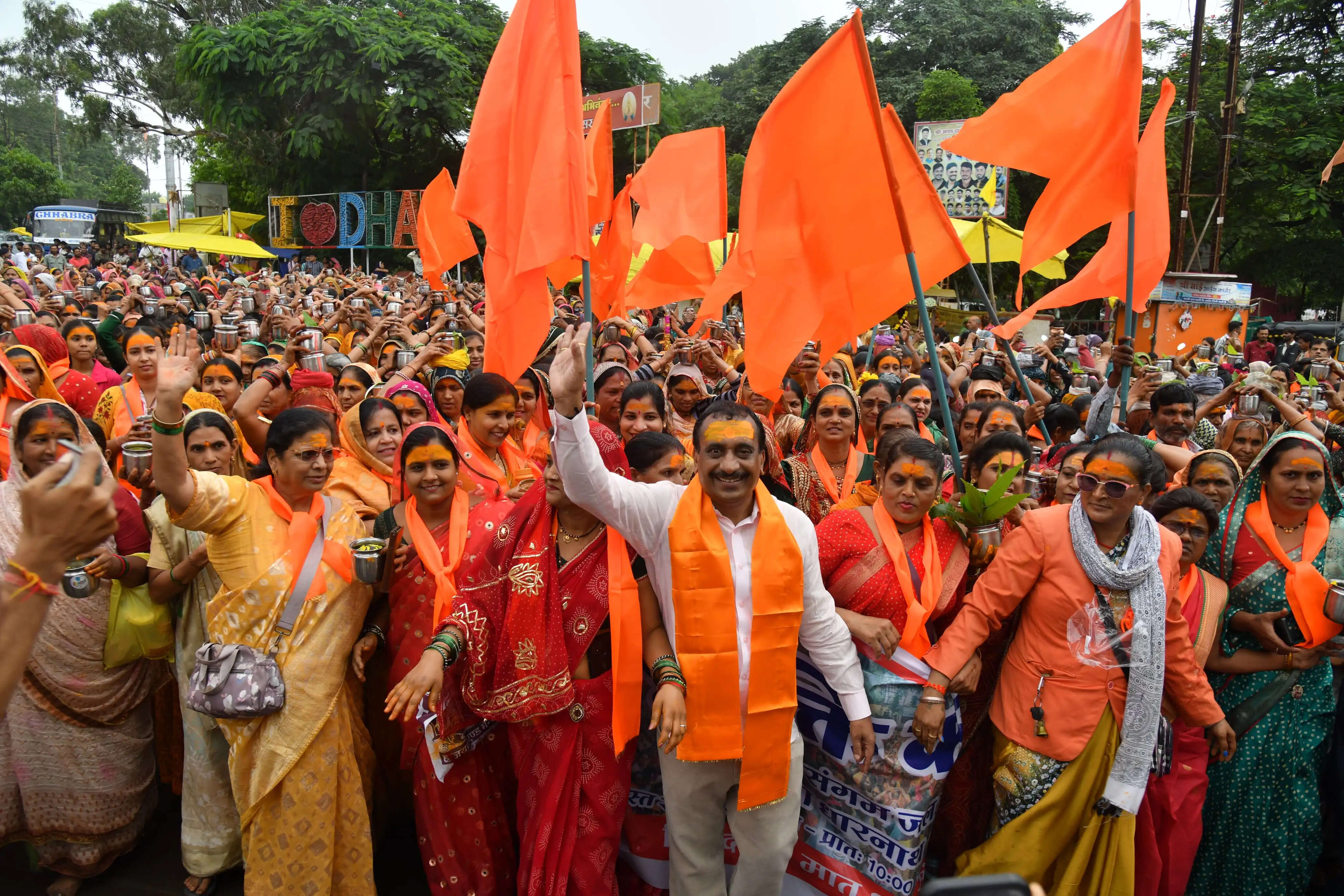 धारः मातृशक्ति ने निकाली विशाल कावड़ यात्रा,त्रिवेणी संगम के जल से हुआ अभिषेक
