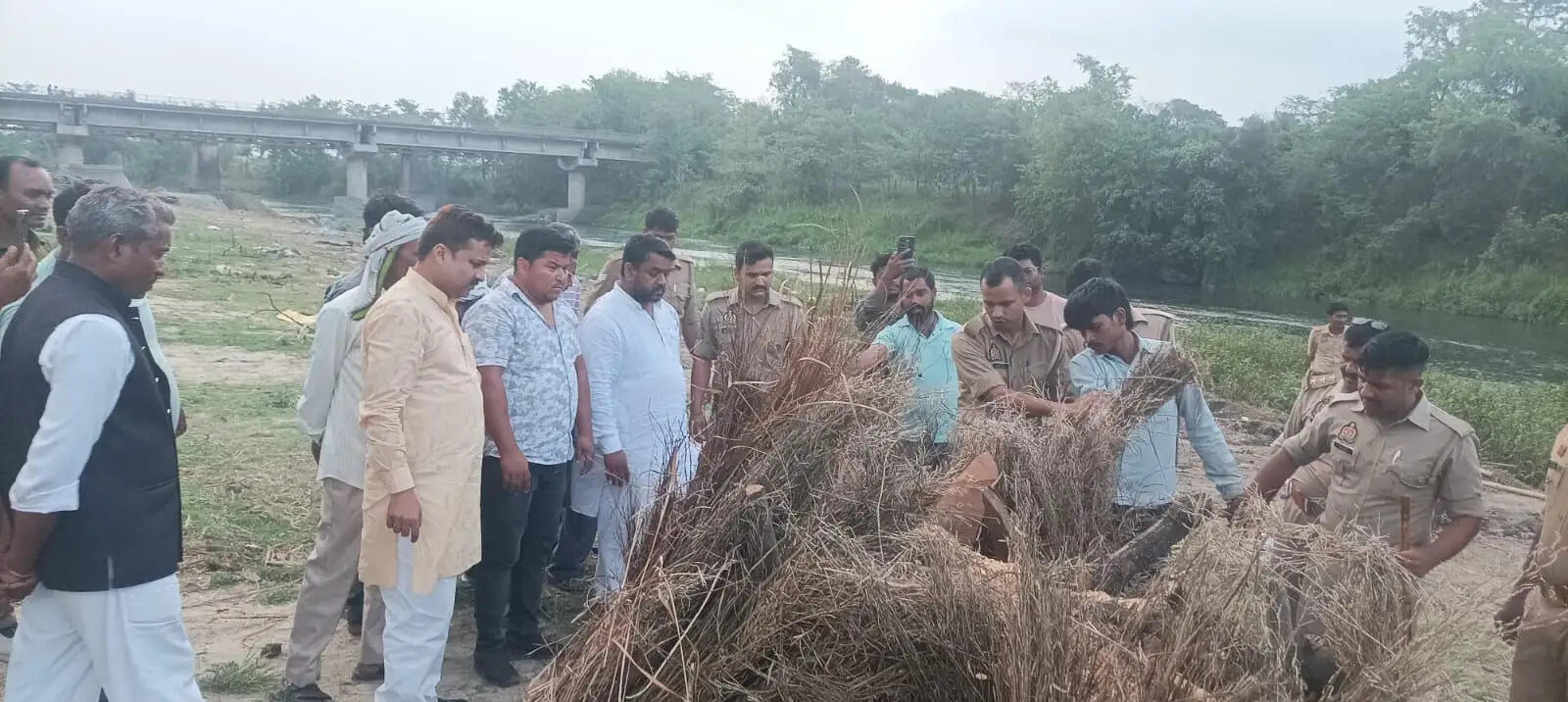 देवरिया : पुलिस कस्टडी में पति ने दी पत्नी और बच्चों को मुखाग्नि, घटना से दिल दहला